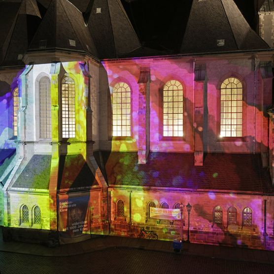 Lichtfest Leipzig 2024 mit Lichtprojektion "Where did the hero come from?" von EunJin Park am Nikolaikirchhof Leipzig