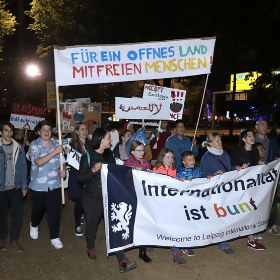 Lichtfest Leipzig 2019: Eröffnung Lichtraum 4 "Keine Gewalt!" im Innenhof der ehemaligen Stasi-Zentrale/Runde Ecke