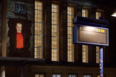 "'89-Blickwinkel" von Xenorama. Partizipative Videoinstallation an der Ostseite des Leipziger Hauptbahnhofs. Lichtfest Leipzig 2024