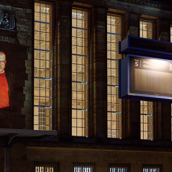 "'89-Blickwinkel" von Xenorama. Partizipative Videoinstallation an der Ostseite des Leipziger Hauptbahnhofs. Lichtfest Leipzig 2024