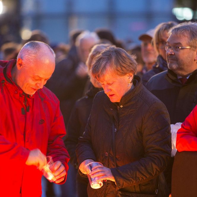 Lichtfest Leipzig 2019: Eröffnung auf dem Augustusplatz mit Grußworten und Kerzenpodest