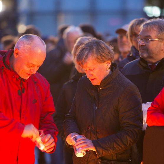 Lichtfest Leipzig 2019: Eröffnung auf dem Augustusplatz mit Grußworten und Kerzenpodest