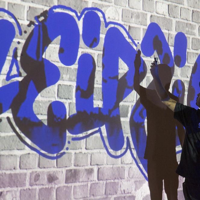 Die Franzosen Cart’1 (Streetartist) und Matthieux Tercieux (Programmierer) arbeiteten im Vorfeld des Lichtfest Leipzig 2022 mit Kindern und Jugendlichen