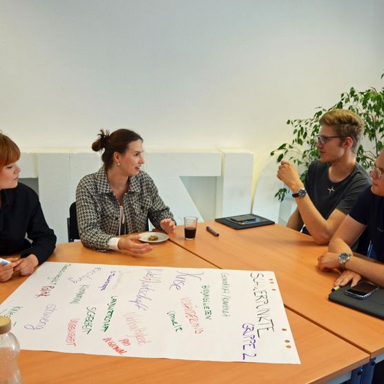 Vor dem Lichtfest Leipzig 2022: Beim Workshop zu Betty Müs Projekt „Das ICH und das WIR“ diskutierte die Künstlerin gemeinsam mit Leipziger Studierenden Fragestellungen