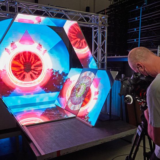 Vor dem Lichtfest Leipzig 2022: Beim Workshop zu Betty Müs Projekt „Das ICH und das WIR“ diskutierte die Künstlerin gemeinsam mit Leipziger Studierenden Fragestellungen