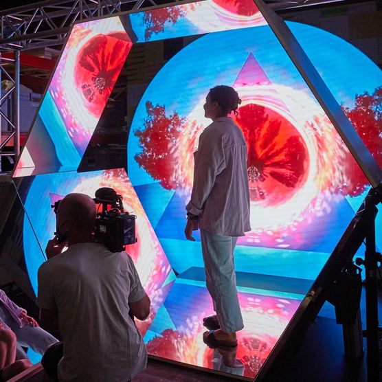 Vor dem Lichtfest Leipzig 2022: Beim Workshop zu Betty Müs Projekt „Das ICH und das WIR“ diskutierte die Künstlerin gemeinsam mit Leipziger Studierenden Fragestellungen