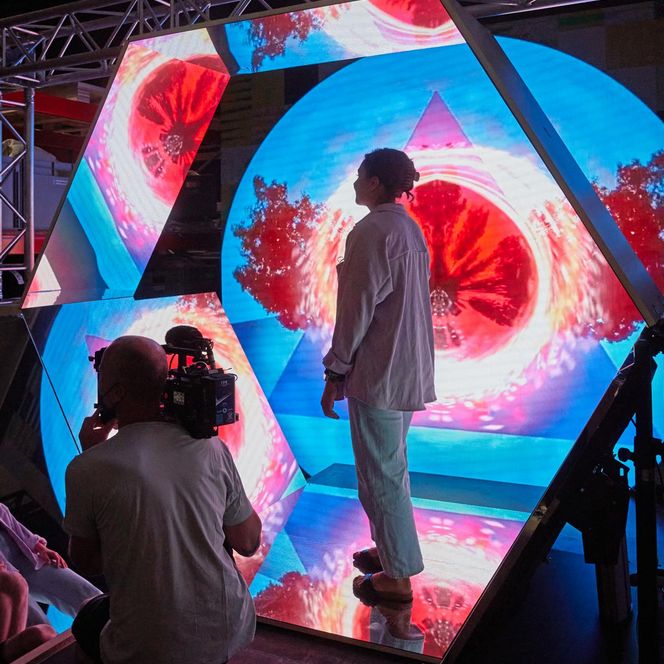 Vor dem Lichtfest Leipzig 2022: Beim Workshop zu Betty Müs Projekt „Das ICH und das WIR“ diskutierte die Künstlerin gemeinsam mit Leipziger Studierenden Fragestellungen