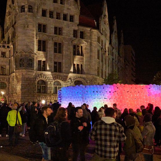 Lichtfest Leipzig 2021: dynamische und begehbare Lichtinstallation "Ring (do/undo/redo)" von Brut Deluxe auf dem Burgplatz