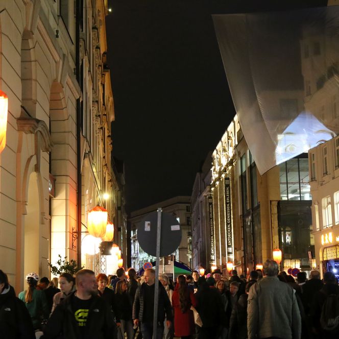 Lichtfest Leipzig 2025: tausende Besucherinnen und Besucher auf dem Lichtweg