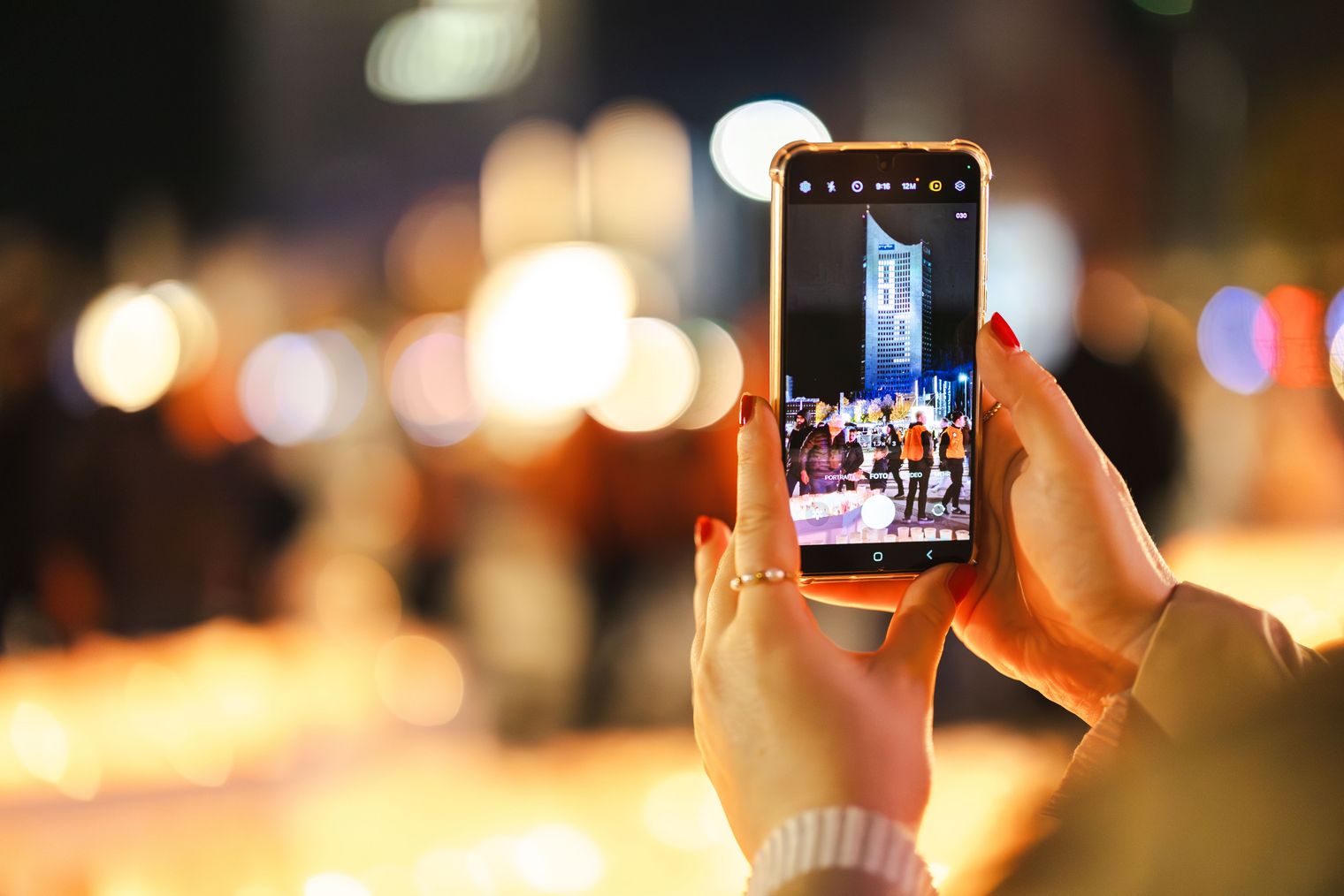 Pressefoto Lichtfest Leipzig Querformat mit City-Hochhaus und Smartphone