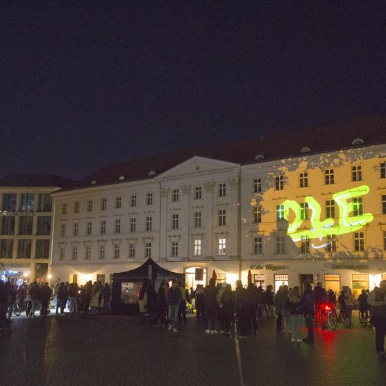 Lichtfest Leipzig 2022: digitales Graffiti und Performance "Demokratie braucht Farbe – Sprüh mit!" von Cart‘1 und Matthieu Tercieux auf dem Richard-Wagner-Platz
