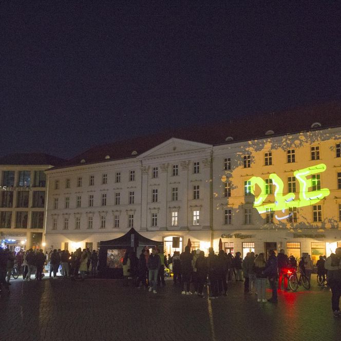 Lichtfest Leipzig 2022: digitales Graffiti und Performance "Demokratie braucht Farbe – Sprüh mit!" von Cart‘1 und Matthieu Tercieux auf dem Richard-Wagner-Platz