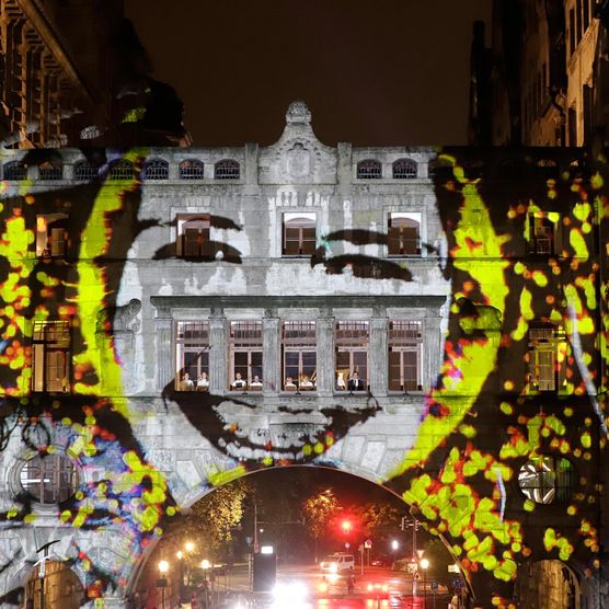 Lichtfest Leipzig 2023: Lichtinstallation mit Chormusik „WIR – Leipzig 2023“ von Philipp Geist und Lukas Taido auf dem Burgplatz Leipzig