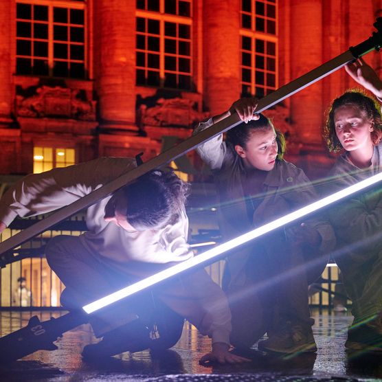 "(De)konstruieren" als Projekt der Partnerstadt Lyon. Tanz- und Lichtperformance vor dem Hauptbahnhof Leipzig für das Lichtfest Leipzig 2024
