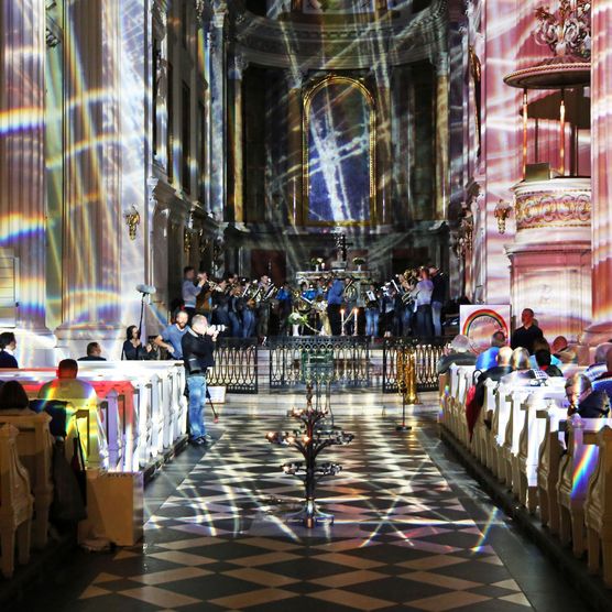 Lichtfest Leipzig 2019: Eröffnung Lichtraum 2 am Nikolaikirchhof "Wir wollen raus!" – "Wir bleiben hier!"