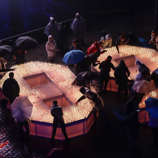 Das Lichtfest Leipzig 2020 auf dem Nikolaikirchhof mit Kerzenpodest und Lichtprojekten