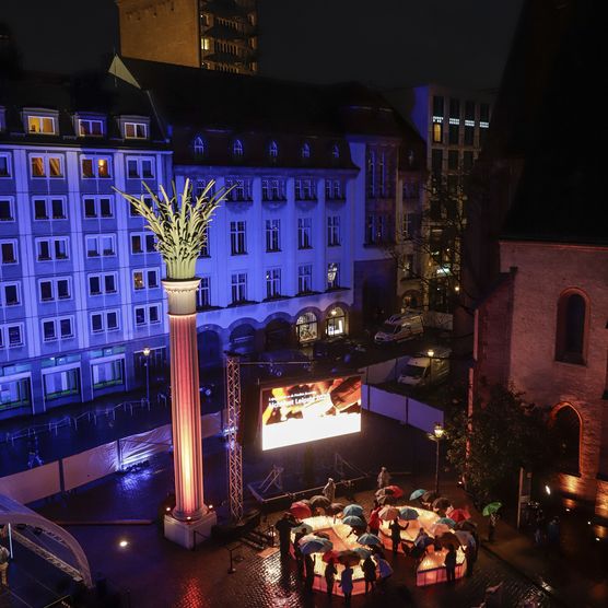 Das Lichtfest Leipzig 2020 auf dem Nikolaikirchhof mit Kerzenpodest und Lichtprojekten