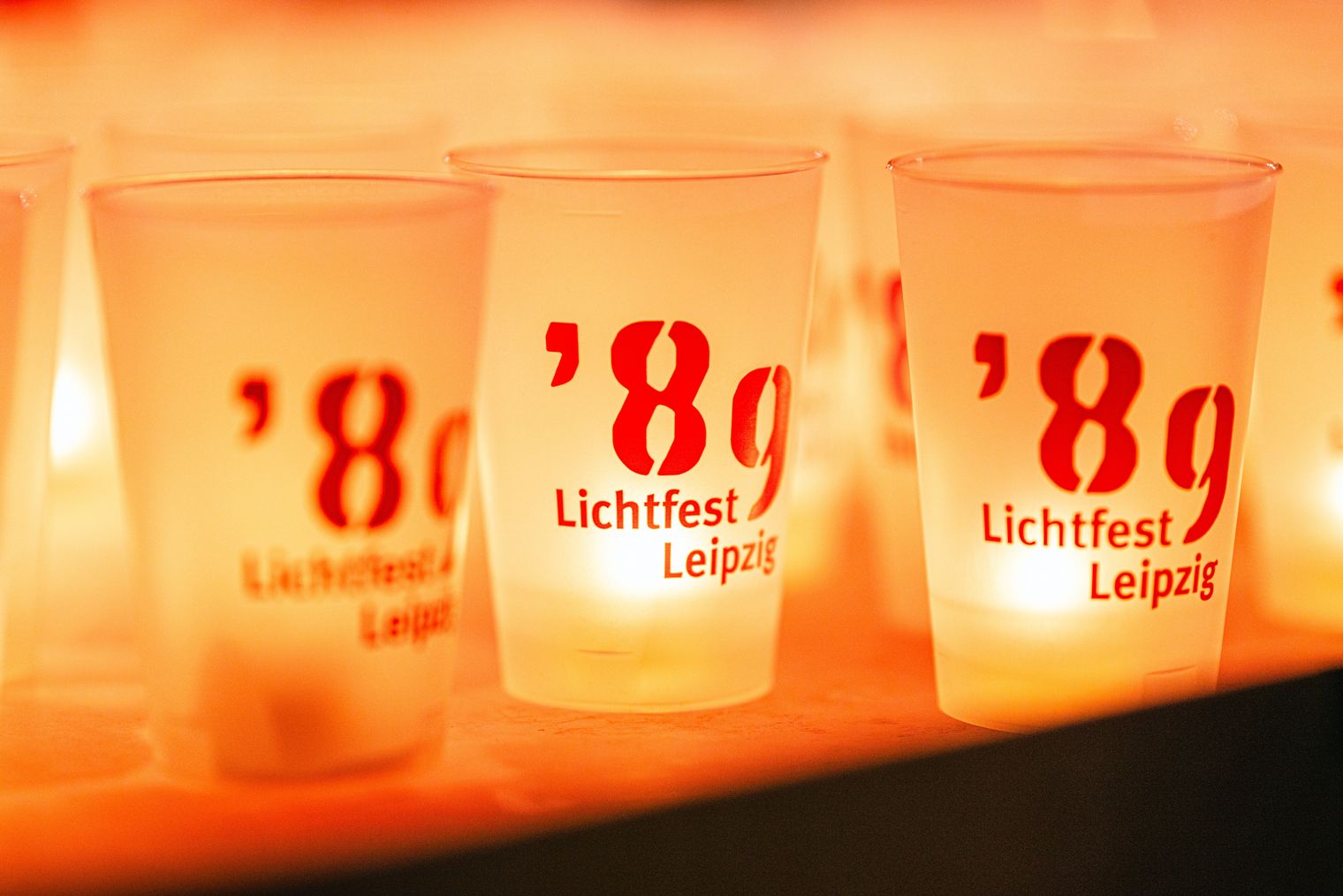 Pressefoto Lichtfest Leipzig Querformat mit Teelichtern in nachhaltigen Kerzenbechern mit 89