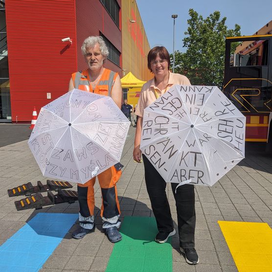 DHL und LTM hatten vom 11. bis 13. Juli 2023 dazu eingeladen, Gedanken und Statements zum Thema Freiheit auf Schirmen zu platzieren. Die gestalteten Schirme wurden im Rahmen des Lichtfest Leipzig am 9. Oktober 23 für die Installation verwendet, die auf dem Richard-Wagner-Platz zu sehen war.