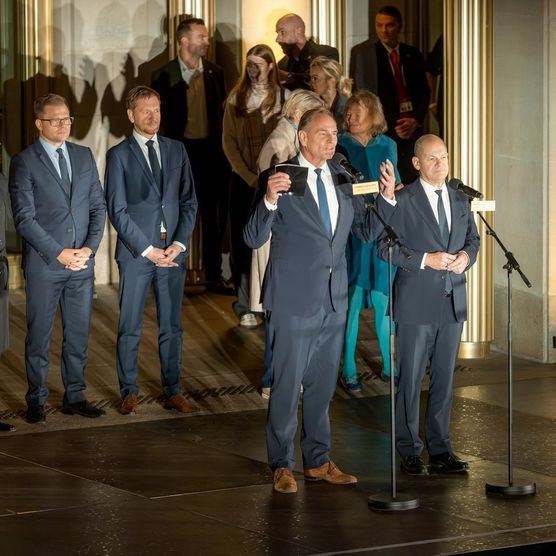 Lichtfest Leipzig 2024 Eröffnung auf dem Augustusplatz mit Grußworten von Olaf Scholz und Burkhard Jung u. a. 