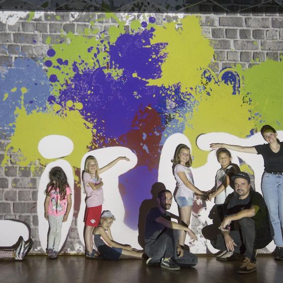 Die Franzosen Cart’1 (Streetartist) und Matthieux Tercieux (Programmierer) arbeiteten im Vorfeld des Lichtfest Leipzig 2022 mit Kindern und Jugendlichen