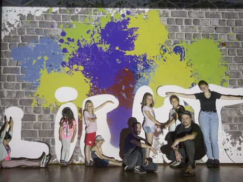 Die Franzosen Cart’1 (Streetartist) und Matthieux Tercieux (Programmierer) arbeiteten im Vorfeld des Lichtfest Leipzig 2022 mit Kindern und Jugendlichen