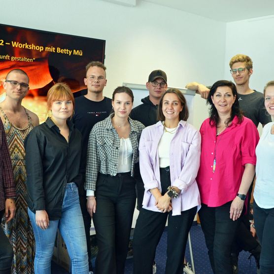 Vor dem Lichtfest Leipzig 2022: Beim Workshop zu Betty Müs Projekt „Das ICH und das WIR“ diskutierte die Künstlerin gemeinsam mit Leipziger Studierenden Fragestellungen
