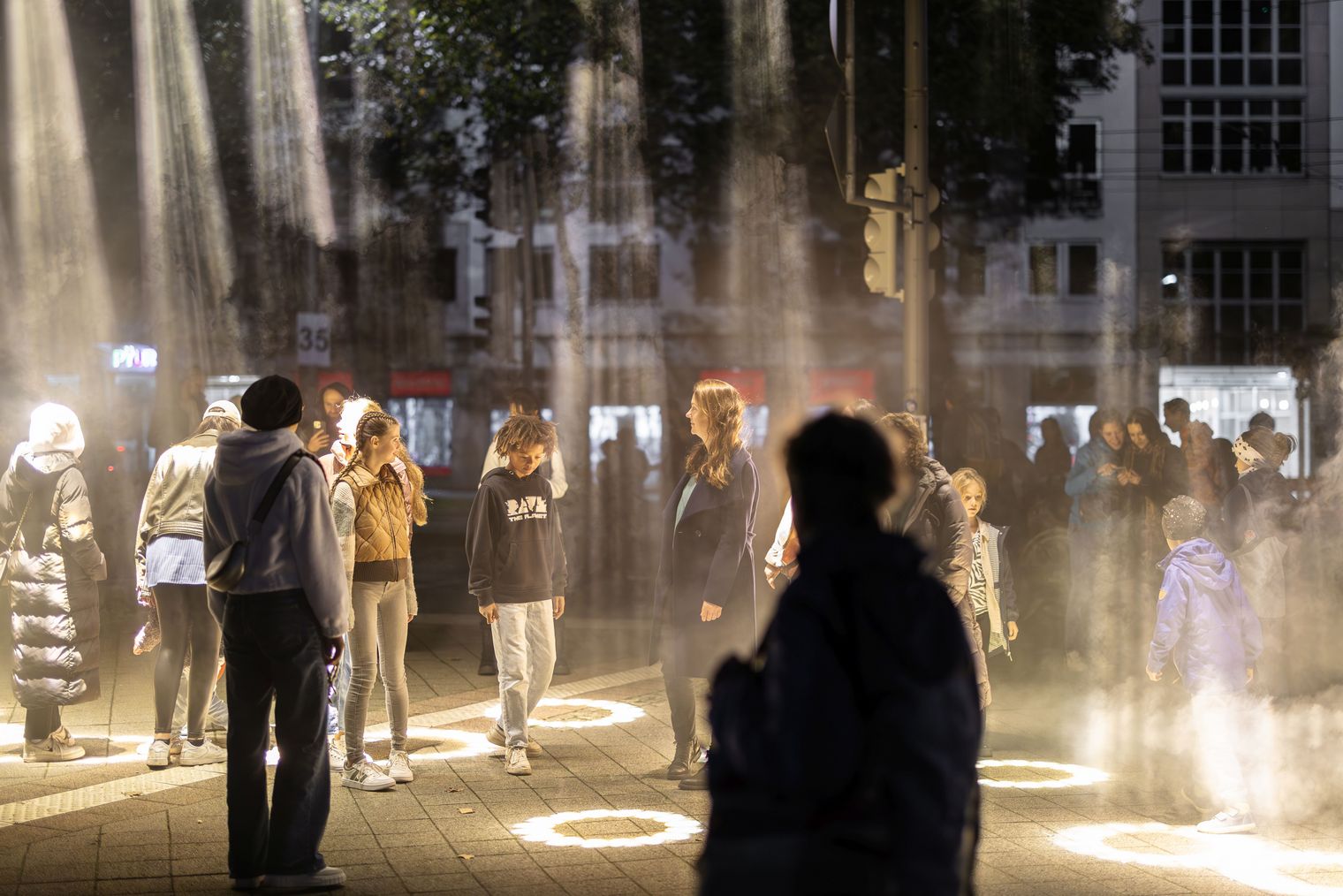 Pressefoto Lichtfest Leipzig Querformat Lichtprojekt "Barriere" von Philip Ross mit Lichtfestgästen