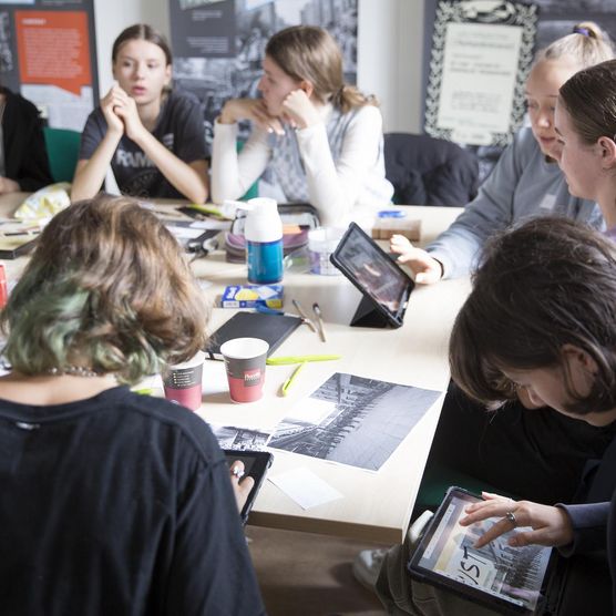 Fürs Lichtfest Leipzig 2021: Impression vom Workshop für das Projekt "WIR SIND" im Archiv Bürgerbewegung