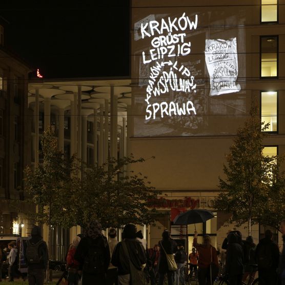 Lichtfest Leipzig 2024 mit Projekt der Partnerstadt Krakau "Kraków grüst Leipzig" am Tröndlinring Leipzig