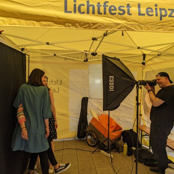 Am 4. Juni 2023 wagten sich zahlreiche Stadtfestbesucherinnen und -besucher vor die Linse von Philipp Geist. Der Berliner Künstler verwendete die Fotoaufnahmen im Rahmen seines Projekts am Burgplatz verwenden – einer Großprojektion auf Neues Rathaus und Stadthaus.