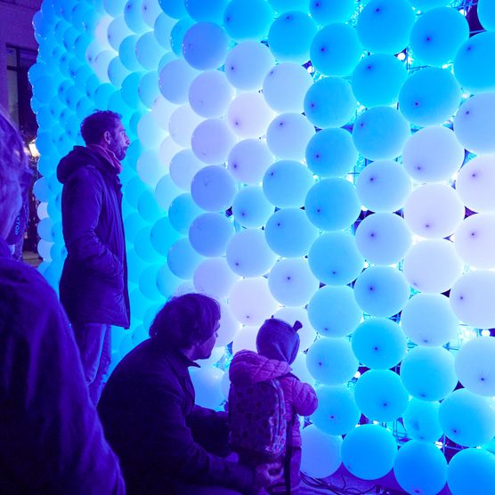 Lichtfest Leipzig 2021: dynamische und begehbare Lichtinstallation "Ring (do/undo/redo)" von Brut Deluxe auf dem Burgplatz