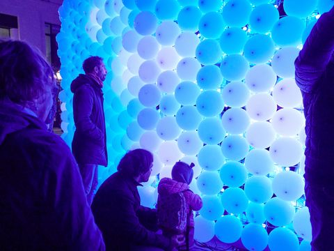 Lichtfest Leipzig 2021: dynamische und begehbare Lichtinstallation "Ring (do/undo/redo)" von Brut Deluxe auf dem Burgplatz