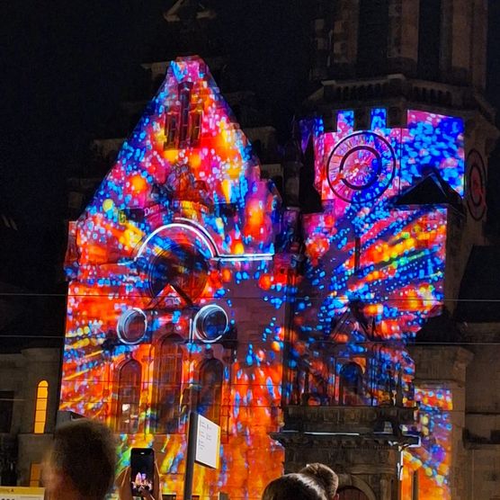 Lichtfest Leipzig 2024 mit Partnerprojekt Frankfurt am Main "Ode an die Demokratie" an der Evangelisch-reformierten Kirche Leipzig