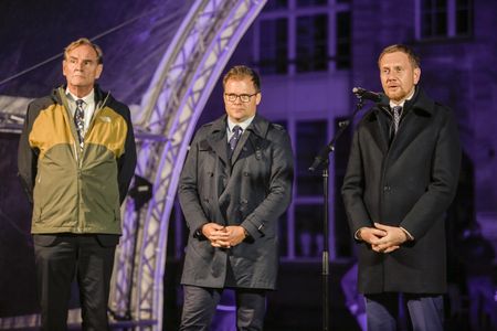 Lichtfest Leipzig 2023: Eröffnung auf dem Nikolaikirchhof mit Grußworten von Burkhard Jung, Carsten Schneider und Michael Kretschmer u. a.