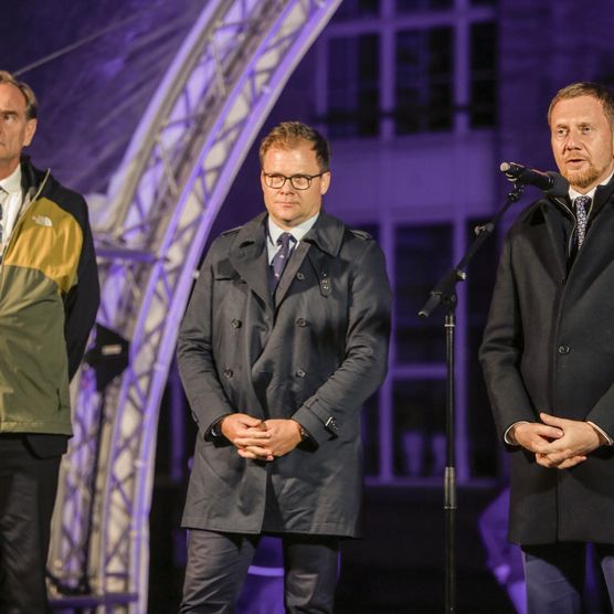 Lichtfest Leipzig 2023: Eröffnung auf dem Nikolaikirchhof mit Grußworten von Burkhard Jung, Carsten Schneider und Michael Kretschmer u. a.