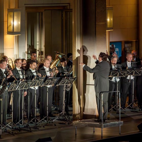 Lichtfest Leipzig 2024 Eröffnung auf dem Augustusplatz mit musikalischer Umrahmung durch die Sächsische Bläserphilharmonie