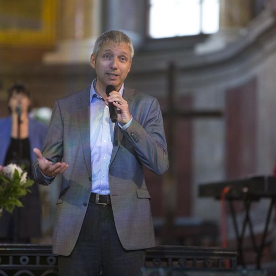 Lichtfest Leipzig 2019: Lichtraum 1 "Wir sind das Volk!" – "Offen für alle" in der Nikolaikirche