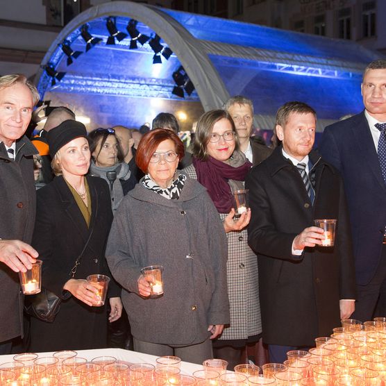 Das Lichtfest Leipzig 2021 wurde auf dem Nikolaikirchhof von Oberbürgermeister Burkhard Jung zusammen mit Ehrengästen, darunter Vitali Klitschko, Gisela Kallenbach und Michael Kretschmer eröffnet