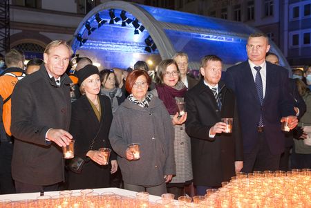 Das Lichtfest Leipzig 2021 wurde auf dem Nikolaikirchhof von Oberbürgermeister Burkhard Jung zusammen mit Ehrengästen, darunter Vitali Klitschko, Gisela Kallenbach und Michael Kretschmer eröffnet