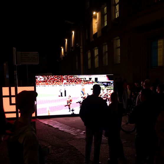 Lichtfest Leipzig 2024 mit performativen und Videoinstallationen "We, We, We and We" von Sven Bergelt u. a. an der Runden Ecke