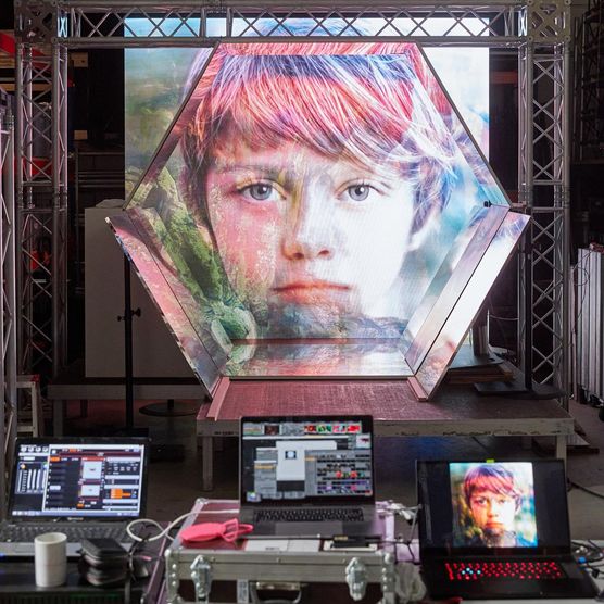 Vor dem Lichtfest Leipzig 2022: Beim Workshop zu Betty Müs Projekt „Das ICH und das WIR“ diskutierte die Künstlerin gemeinsam mit Leipziger Studierenden Fragestellungen