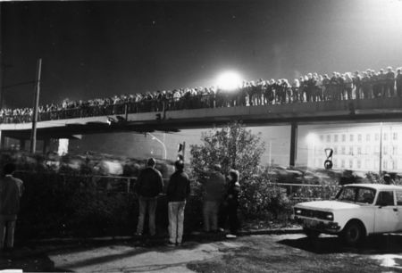 Historische Aufnahme aus dem Herbst 89 in Leipzig: Montagsdemonstration auf dem Leipziger Innenstadtring am 9. Oktober 1989
