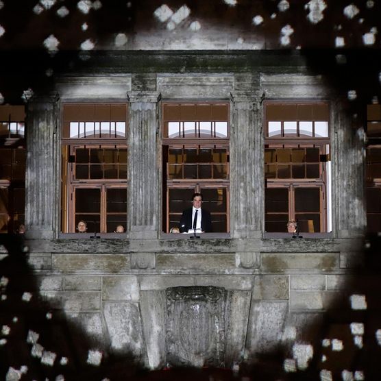 Lichtfest Leipzig 2023: Lichtinstallation mit Chormusik „WIR – Leipzig 2023“ von Philipp Geist und Lukas Taido auf dem Burgplatz Leipzig