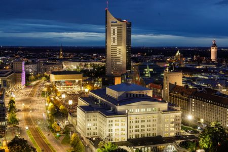 Das Lichtfest Leipzig 2024 feierte am 9. Oktober 2024 35 Jahre Friedliche Revolution – Blick auf Leipzigs Innenstadt vom Wintergartenhochhaus