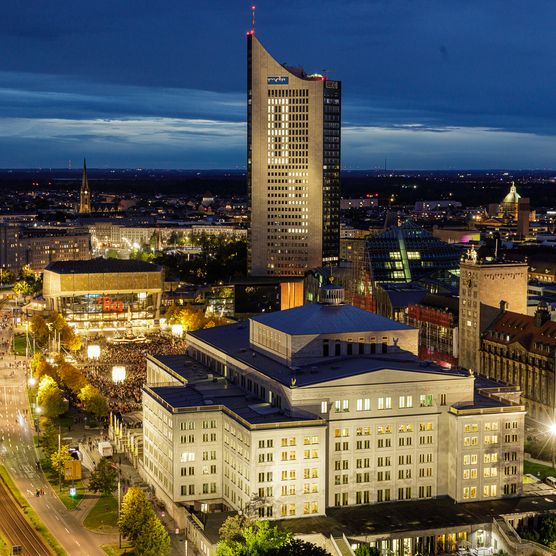 Das Lichtfest Leipzig 2024 feierte am 9. Oktober 2024 35 Jahre Friedliche Revolution – Blick auf Leipzigs Innenstadt vom Wintergartenhochhaus