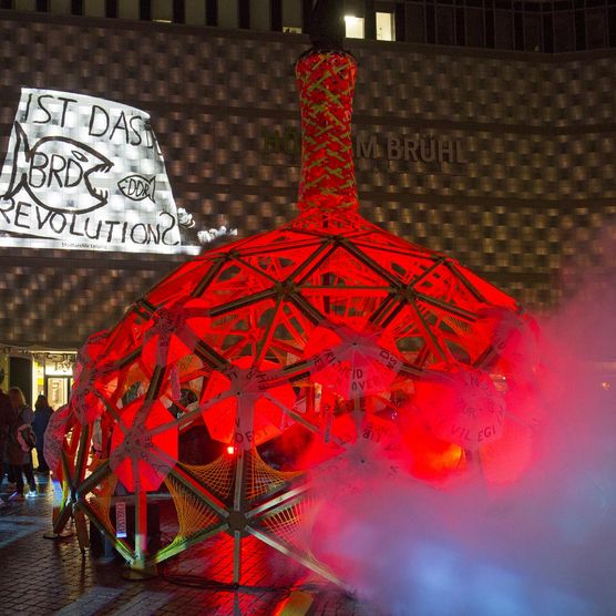 Lichtfest Leipzig 2023: „Beacon of Hope“ von Craig Morrison und Ant Dickinson mit Nils Straatmann – Licht-Skulptur und Poetry Slam auf dem Richard-Wagner-Platz