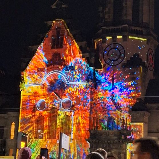 Lichtfest Leipzig 2024 mit Partnerprojekt Frankfurt am Main "Ode an die Demokratie" an der Evangelisch-reformierten Kirche Leipzig