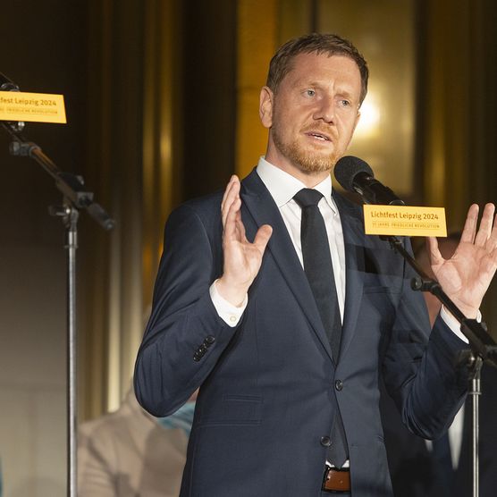Sachsens Ministerpräsident Michael Kretschmer spricht bei der Eröffnung des Lichtfest Leipzig 2024
