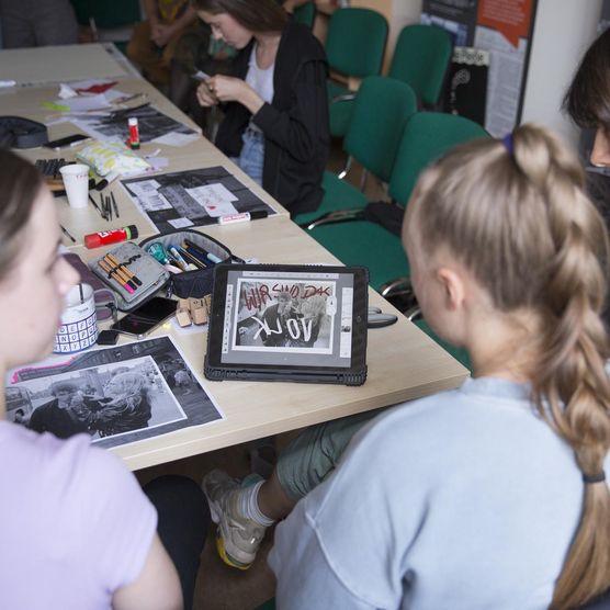 Fürs Lichtfest Leipzig 2021: Impression vom Workshop für das Projekt "WIR SIND" im Archiv Bürgerbewegung